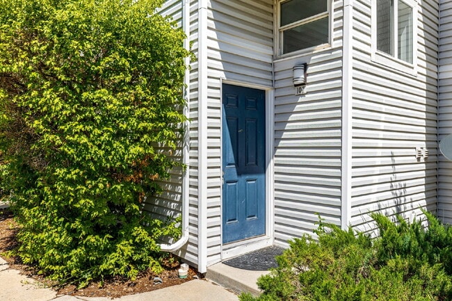 Photo - Updated and Stylish 1BDR/1BTH in the Eleven-One-Eleven Condominium Complex