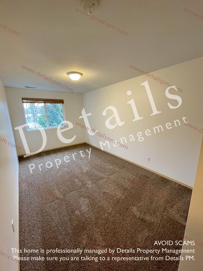 Building Photo - 3 Bedroom Townhouse in Central Kitsap!