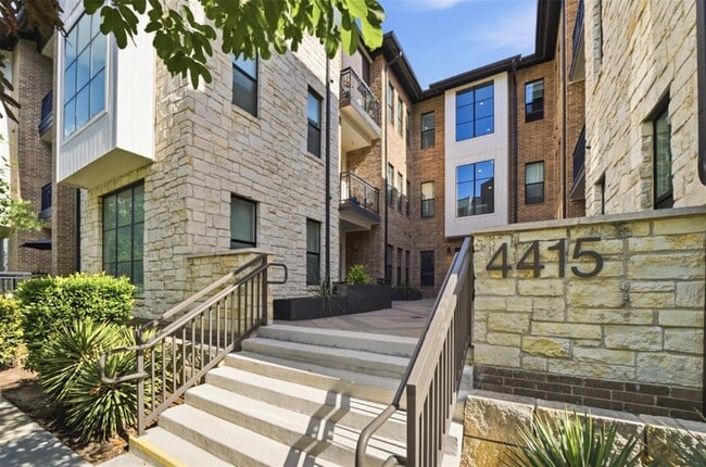 Foto del edificio - 4415 Jackson Ave