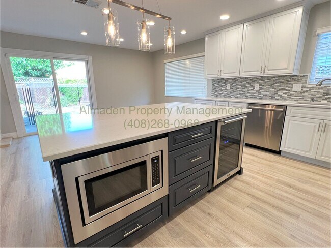 Foto del edificio - Must See Beautifully Renovated 3BR/2BA Sin...
