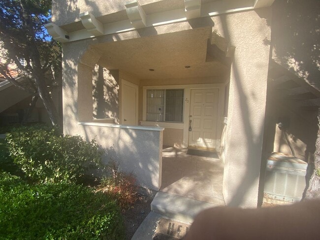 Foto del edificio - 2 BEDROOM DOWNSTAIRS END UNIT WITH PATIO
