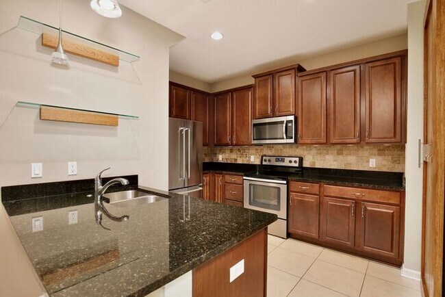 Foto del edificio - Gorgeous 4/2.5 Spacious Townhome with a Loft Area and a 2 Car Garage in the Desirable Gated Commu...