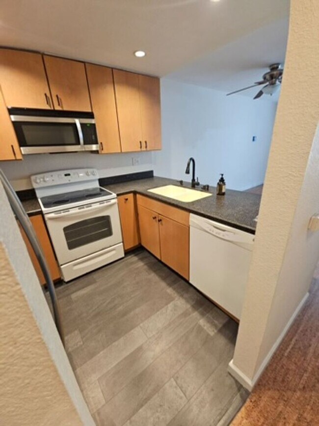 Foto del edificio - 1BR/1BA CONDO with GARAGE and PARKING in S...