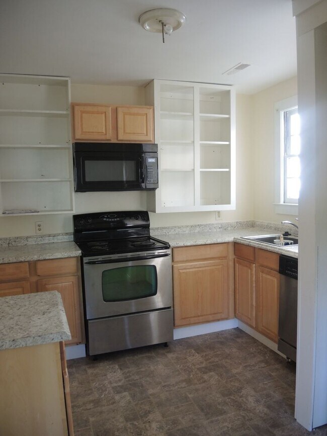 Building Photo - DOWNTOWN on Line St!