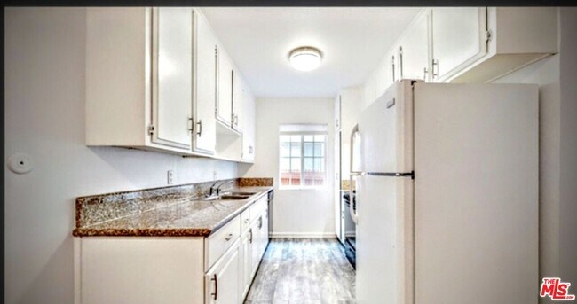 Foto del edificio - 3740 Veteran Ave