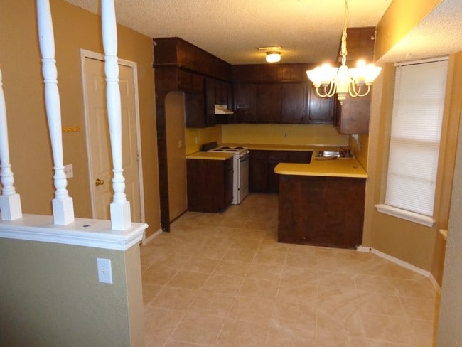 Building Photo - 4413 S Cypress Ave
