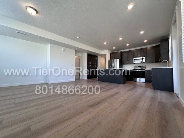 Building Photo - Move-in special: $500 off First months rent