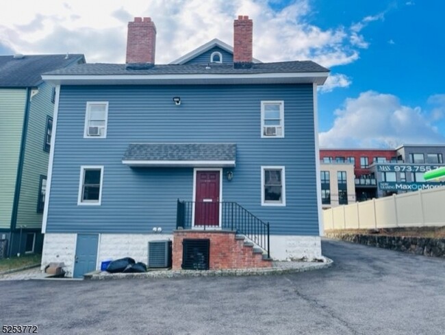 Building Photo - 176 Morris St