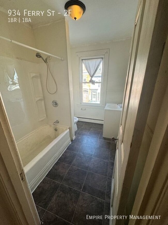Building Photo - Available Now! 1 Bedroom/1 Bathroom Home i...