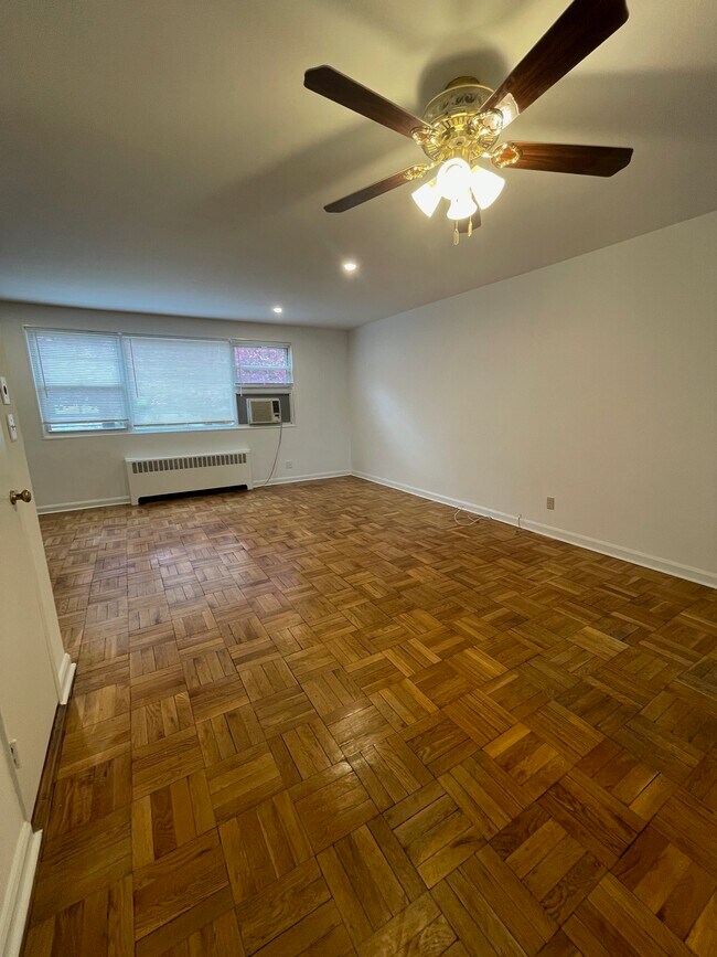 Living/Dining Room - 92 Oregon Ave
