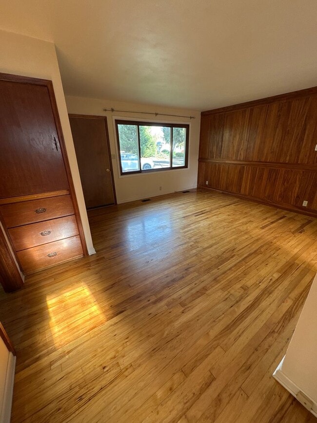 Building Photo - Spacious 2 Bedroom 1 Bath Duplex in Park-Like Setting - Pets Welcome