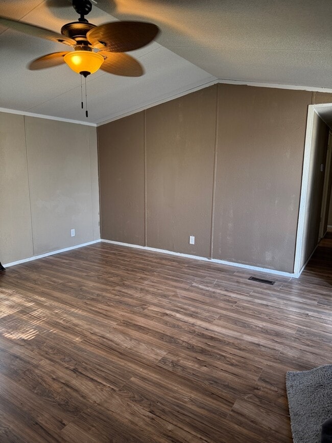 Building Photo - 204 E 1st St