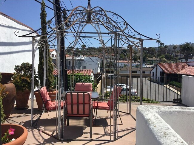 Building Photo - 147 Avenida Serra