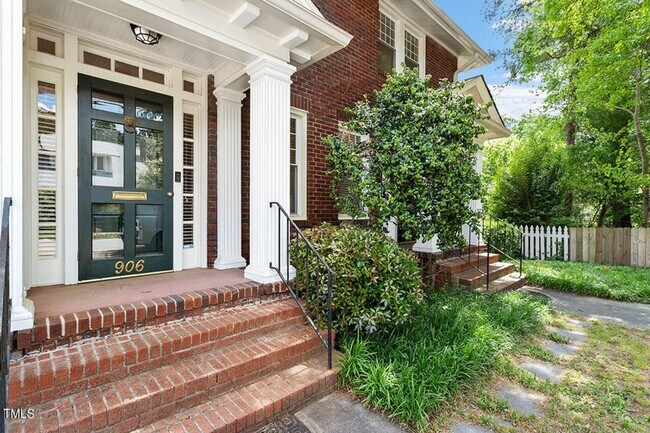 Building Photo - Great half of a duplex!