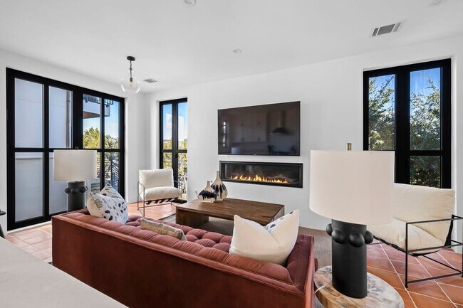 Building Photo - 2701 Bumble Bee Dr