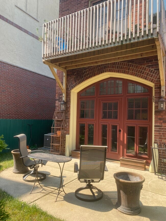 Lower unit - 2052 N Summit Ave