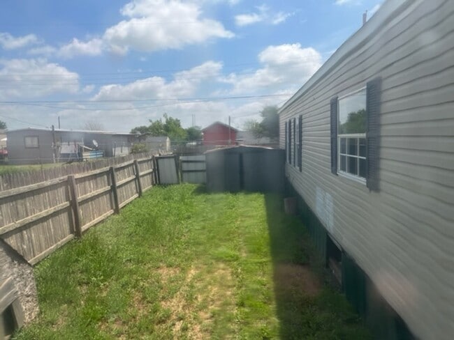 Building Photo - Newly Updated 3 Bedroom 2 Bath Manufacture...