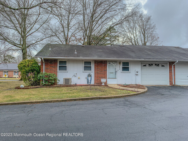 Building Photo - 715B Buckingham Dr