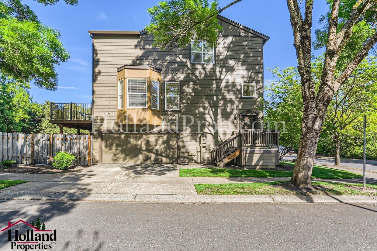 Foto principal - 3 bedroom, 3 bathroom end townhouse with 2...