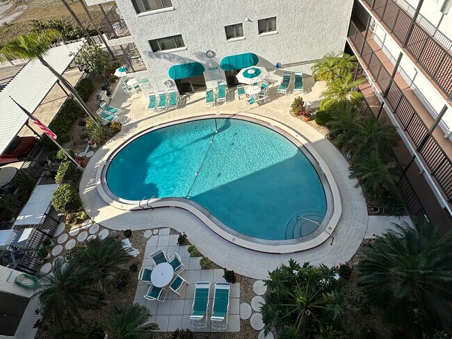 Área de la piscina - 4600 Ocean Beach Blvd