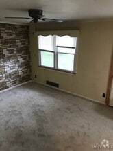 Building Photo - 17 Starcrest Dr