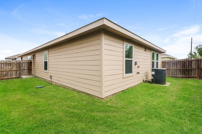Foto del edificio - 2044 Oakwood Forest Dr