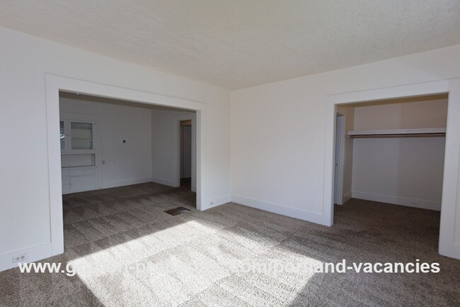 Building Photo - NE Holland St - vintage Woodlawn 2 bedroom...