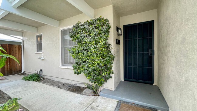 Foto del edificio - Updated and Renovated 4 Bedroom in Laguna Lake