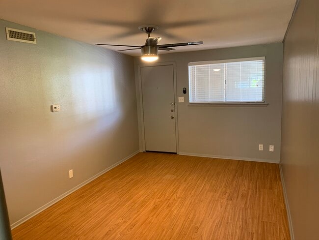 Living - 505 Kenniston Dr
