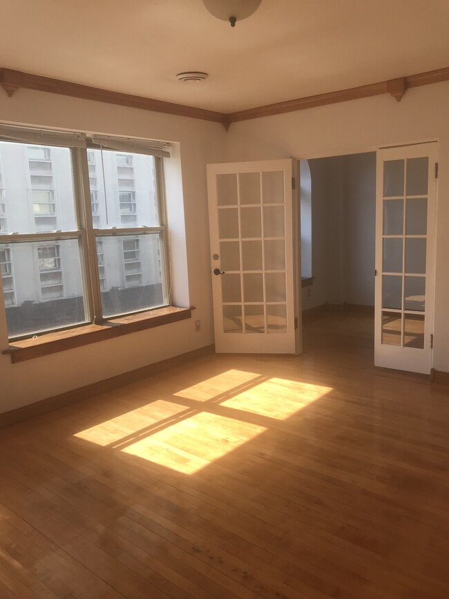 1 BR - 3 - 610 W Wisconsin Ave