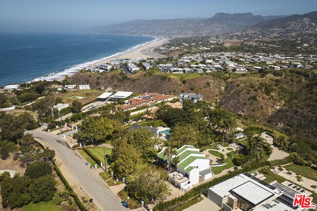 Foto del edificio - 29417 Bluewater Rd