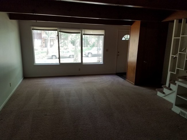 Building Photo - Nice Townhome Style Unit - 2 HUGE bedrooms