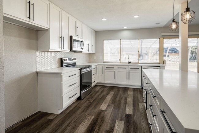 Building Photo - 3-2-2 Beauty Grand Prairie