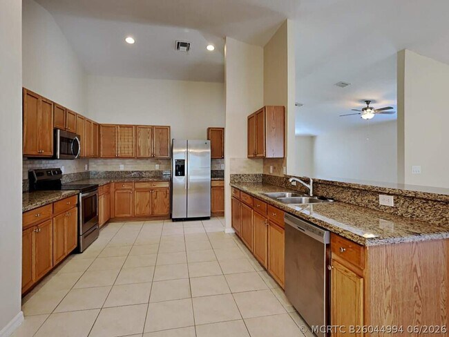 Building Photo - 1389 SW Prairie Cir