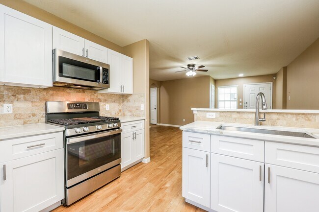 Building Photo - 6207 El Granate Dr