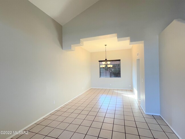 Foto del edificio - 8768 N Maple Ridge Pl