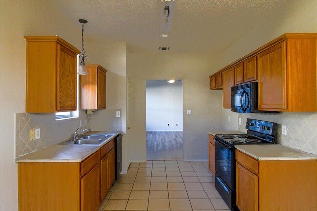 Building Photo - 2204 Wildwood Ln