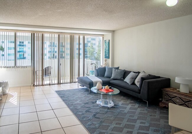 Foto del edificio - 7545 E Treasure Dr