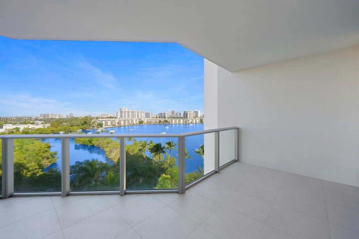 Foto principal - 17301 Biscayne Blvd