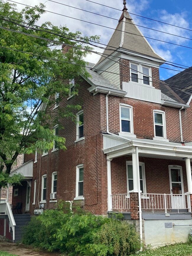 Spacious 2 bedroom, 2nd floor - 1001 Main St