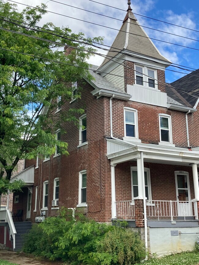 Spacious 2 bedroom, 2nd floor - 1001 Main St