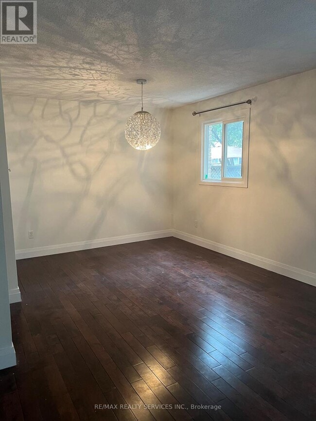 Photo du bâtiment - 93 Hansen Rd N