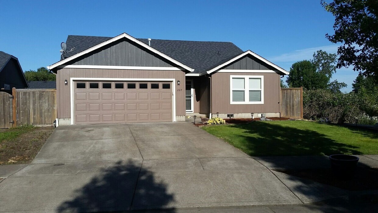 Foto principal - Pet Friendly 3bed : 2bath home w/ Garage