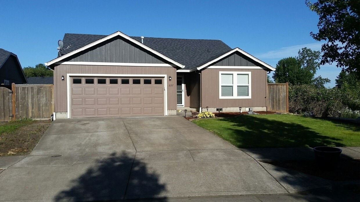 Primary Photo - Pet Friendly 3bed : 2bath home w/ Garage