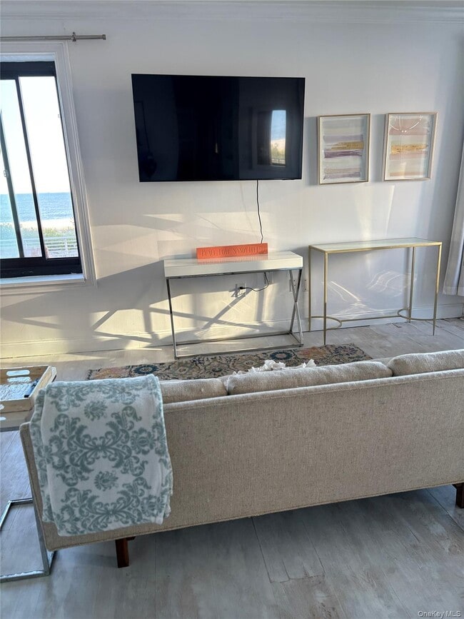 Building Photo - 100 W Broadway