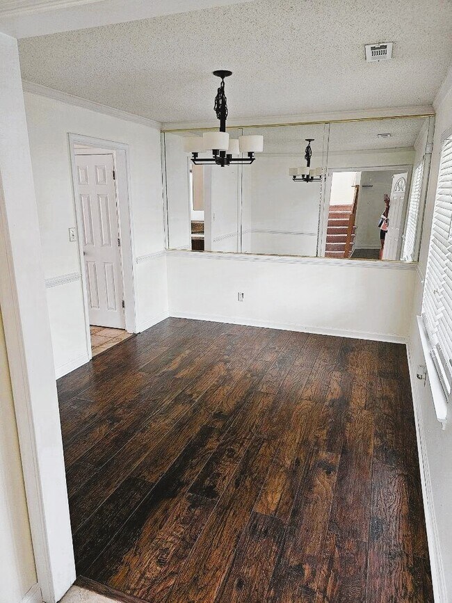 Building Photo - 2077 Maple Leaf Crescent