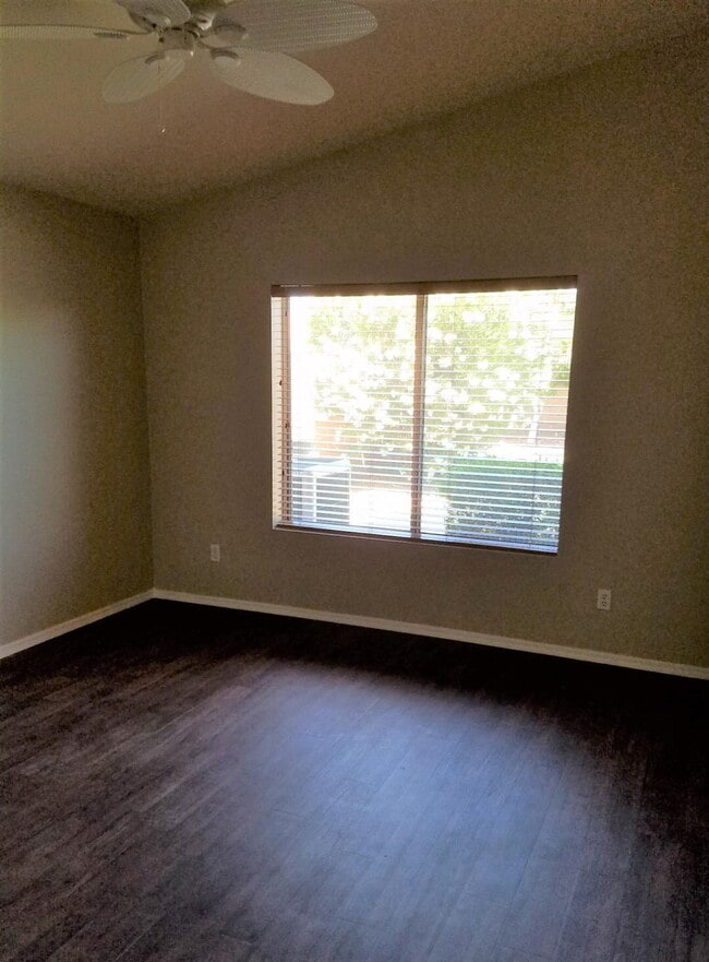 Foto del edificio - BEAUTIFUL CHANDLER HOME WITH LARGE YARD IN PRIME LOCATION