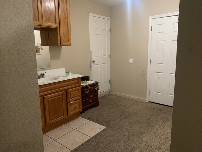 Building Photo - 15949 Bizzibe St
