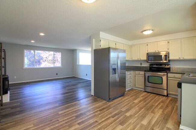 Building Photo - 4 Bedroom, 2 Bath + Office Home in West Richland