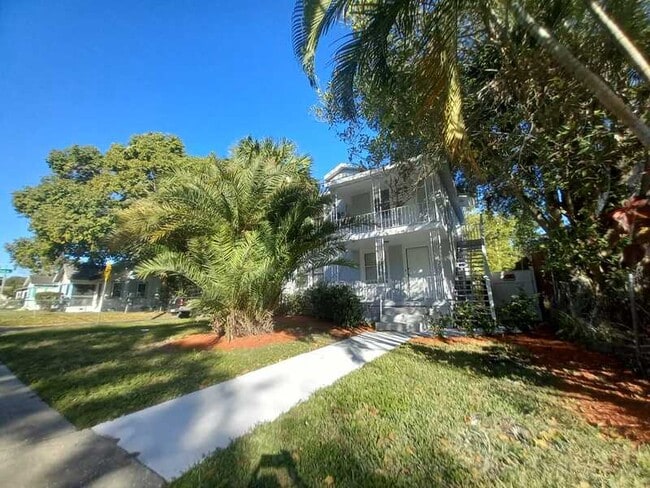 Building Photo - 711 18th Ave S